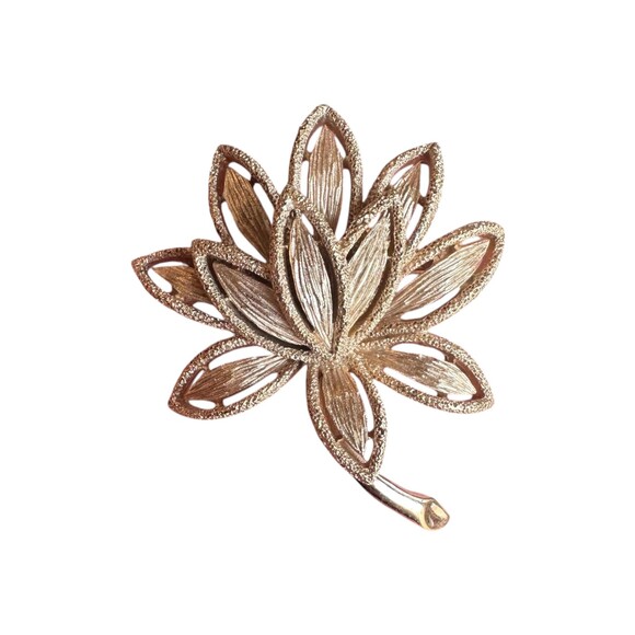 Vintage Avon Blooming Lotus Gold Tone Flower Brooch Pin Layered Leaves - Picture 1 of 2